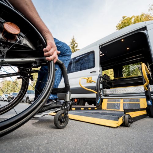 Transporte Adaptado en Huelva. Asistente personal para el transporte de personas con discapacidad.