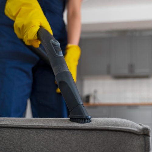 Servicio de limpieza en Huelva, persona trabajando en limpieza de vivienda